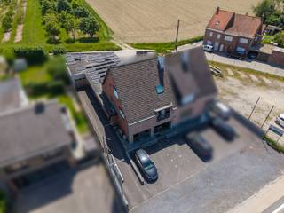 Het kantoor heeft een oppervlakte van ca. 221 m² en is efficiënt ingedeeld. De ruimte omvat een onthaal, vier aparte vergaderruimtes of burelen, een afgesloten kantoor en een geïnstalleerde keuken. Daarnaast is er een polyvalente zaal die momenteel is ingericht als vergaderruimte met bar. Het kantoor is volledig instapklaar en uitgerust met zonnepanelen. Belangrijkste troeven:- Commerciële ligging: Uitstekende visibiliteit en bereikbaarheid.- Instapklaar: Volledig ingerichte kantoorruimte (ca. 221 m²) inclusief zonnepanelen.- Parkeergelegenheid: Ruime parkeermogelijkheden voor- en achteraan het gebouw, inclusief een aparte garage.- Extra opslag: Toegang tot een ruime kelderverdieping.Contacteer Wessel Audoor voor verdere informatie of een bezoek ter plaatse.wessel.audoor@dewaele.com0472 18 39 13EPC: 178 kWh/m²EPC: 262 kWh/m²EPC KNR: BBestuursmaatregelen in het maatregelenregister: nee
