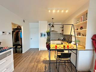 Dit stijlvolle 1-slaapkamerappartement is gelegen in de Bouwensstraat, op een toplocatie nabij winkels, scholen, openbaar vervoer en de autostrade. Het centraal station bevindt zich op slechts 12 minuten wandelafstand. Dit alles in een aangename, hippe buurt met een levendige uitstraling.<br /><br />U betreedt het appartement op de tweede verdieping via de open keuken met aansluitende leefruimte. De keuken is volledig uitgerust met een koelkast met vriesvak, inductiekookplaat, dampkap, dubbele spoelbak en vaatwasser. De leefruimte geeft uit op een gezellig terras met zicht op de gemeenschappelijke tuin.<br /><br />Aansluitend aan de keuken bevindt zich een praktische vestiaire, ideaal voor jassen en schoenen, evenals een technische berging met aansluiting voor wasmachine en droogkast.<br />Via de leefruimte bereikt u de ruime slaapkamer met aansluitende badkamer. De badkamer is ingericht met een lavabo in meubel, een moderne inloopdouche, een hangtoilet en een handdoekdroger.<br /><br />Tot slot beschikt het appartement over een private kelderberging en is er een gemeenschappelijke fietsenstalling aanwezig.<br /><br />Troeven:<br />+ Modern appartement<br />+ Gemeenschappelijke tuin en prive terras<br />+ kelderberging<br />+ Goede locatie<br />+ Gunstig EPC<br />+ Onmiddelijk beschikbaar<br /><br />Heeft u interesse in dit appartement? Stel u dan kandidaat via de groene knop op https://www.vbvastgoed.be/estate/modern-1-slaapkamer-appartement-antwerpen