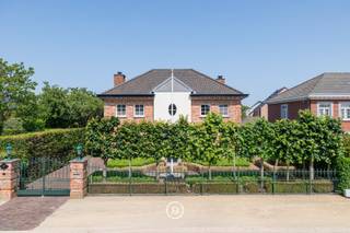 In het hart van het groene en rustige Noord-Limburg, op wandelafstand van het centrum van Overpelt, ligt deze charmante, instapklare villa. Op...