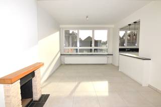 Op zoek naar een appartement dat rustig gelegen is, maar toch op wandelafstand van het bruisende centrum van Mechelen? Dan is dit appartement precies wat je zoekt!<br /><br />Indeling:<br />Via de inkomhal kom je binnen in de lichtrijke woonruimte met volledig geïnstalleerde keuken. <br />Het appartement telt 2 slaapkamers, een badkamer met douche, en een apart toilet, terras, kelderberging en garage gelegen achter het gebouw.<br /><br />Troeven:<br /><br />Het appartement is net volledig gerenoveerd en geschilderd<br />Centrum Mechelen op wandelafstand<br />Gunstig EPC-attest met label B<br />Lichtrijke leefruimte<br />lift aanwezig in het gebouw<br /><br />Het appartement is vrij en dus onmiddelijk beschikbaar<br />Provisie kosten algemene delen 65 euro/maand<br /><br />Interesse? Contacteer ons snel voor een bezoek ter plaatse via info@immovos.be<br /><br /> 