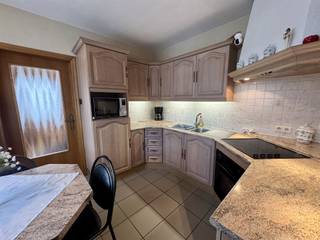 <h3><span>Ruime vrijstaande woning met dubbele woonmogelijkheid </span></h3><h3><span>Deze </span><span>vrijstaande woning</span><span> biedt de mogelijkheid om gebruikt te worden als </span><span>ééngezinswoning of als twee-woonst</span><span>, ideaal voor wie op zoek is naar </span><span>ruimte, comfort en flexibiliteit</span><span>.</span></h3><p><span>Bij het betreden van de woning kom je binnen via de </span><span>ruime inkomhal</span><span>, die toegang biedt tot de </span><span>volledig uitgeruste keuken</span><span> met oven, keramische kookplaat, dampkap en koelkast. De keuken sluit naadloos aan op de </span><span>lichtrijke en ruime woonkamer</span><span>, wat zorgt voor een aangename leefruimte.</span></p><p><span>Op het </span><span>gelijkvloers</span><span> bevinden zich verder:</span></p><ul><li><span>Een </span><span>vernieuwde badkamer</span><span> (2017) met </span><span>inloopdouche</span><span> en </span><span>dubbele lavabo</span></li><li><span>Een </span><span>apart toilet</span><span> (vernieuwd in 2022)</span></li><li><span>Vier ruime slaapkamers</span></li></ul><p><span>Het </span><span>bovenverdiep</span><span> (1996) beschikt over een </span><span>ruime woonkamer</span><span>, een </span><span>volledig ingerichte keuken</span><span> (met oven, koelkast en inductiekookplaat), een </span><span>bureauruimte</span><span>, </span><span>twee slaapkamers</span><span>, een </span><span>badkamer</span><span> (douchekraan vernieuwd in 2022) en </span><span>een extra berging</span><span> ideaal voor extra opbergruimte of hobbys.</span></p><p><span>De woning is </span><span>volledig onderkelderd</span><span> en beschikt over </span><span>twee garages</span><span> en een </span><span>voorziening voor wasplaats</span><span>.<br />Bovendien geniet je van een </span><span>aangenaam terras met koer</span><span>, perfect om buiten te ontspannen of gezellig te tafelen.</span></p><p><span>Extra troeven:</span></p><ul><li><span>Ramen onder vernieuwd in </span><span>2013, </span><span>boven</span><span> 1996</span></li><li><span>Airco </span><span>boven en onder op de gang</span></li><li><span>Elektrische zonwering terras (</span><span>2014</span><span>)</span></li><li><span>Rolluiken vernieuwd in </span><span>2014</span></li><li><span>Badkamer onder volledig vernieuwd in </span><span>2017</span></li><li><span>Toiletten vernieuwd in </span><span>2022</span><span> (beneden én boven)</span></li></ul><p><span>Deze woning is </span><span>instapklaar</span><span>, goed onderhouden en biedt tal van mogelijkheden ideaal voor grote gezinnen.</span></p><p><span> </span></p><p><span>Voor meer info of een bezichtiging, neem contact op met Iris via 0483 11 08 75 of iris@jemar.be</span></p>