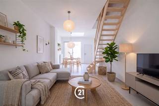 <p>Bent u op zoek naar een energiezuinige en instapklare woning met 3 slaapkamers en buitenruimte in het centrum van Gent? Dan is deze woning precies wat u zoekt.</p><p>Deze volledig gerenoveerde woning is gelegen aan de Drongensesteenweg in Gent, een vlot bereikbare en levendige ligging op korte afstand van het stadscentrum. In de directe omgeving vindt u een ruim aanbod aan winkels, scholen, openbaar vervoer en andere dagelijkse voorzieningen. De ligging combineert zo het comfort van stedelijk wonen met een vlotte mobiliteit, ideaal voor wie centraal en toch aangenaam wil wonen.</p><p>De woning werd volledig gerenoveerd en afgewerkt met kwalitatieve materialen. Daarnaast beschikt ze over vloerverwarming, wat zorgt voor extra wooncomfort. Zowel de voor- als achtergevel werden geïsoleerd, het dak werd vernieuwd en geïsoleerd, en ook alle leidingen werden volledig vervangen.</p><p>Indeling:<br />GLV: Bij binnenkomst betreedt u de inkomhal die toegang geeft tot de lichtrijke leefruimte met open keuken. Op het gelijkvloers is eveneens een apart toilet aanwezig. Via de leefruimte heeft u toegang tot de buitenruimte.<br />1steV: Via de trap bereikt u de nachthal die toegang biedt tot twee ruime slaapkamers en de badkamer.<br />2deV: Hier bevinden zich nog twee slaapkamers, bereikbaar via de trap in de hal, evenals een volledig geïsoleerde zolderruimte.</p><p>Interesse? Neem gerust contact met ons op voor meer informatie of om een bezoek in te plannen.</p>