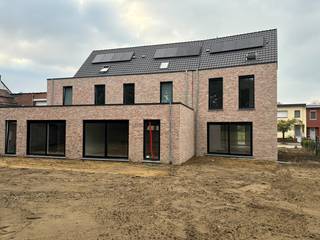 Ruim Nieuwbouwwoning met carport en fietsenberging ! <br /><br />Indeling : Inkomhal , apart toilet , woonkamer met open keuken , berging .<br />Verdiep : nachthal , 3 slaapkamers , badkamer , apart toilet , berging .<br />2de verdiep waar nog een 4de slaapkamer en zolderkamer mogelijk is . <br /><br />Carport met fietsenberging . <br /><br />Woning voorzien van vloerverwarming met warmtepomp , ventilatiesysteem , zonnepanelen , regenwaterrecuperatie . <br /><br />Plannen en lastenboek te downloaden op onze website . <br /> 
