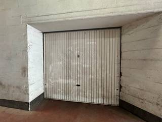 Access via garage door, polyconcrete floor. Equipped with electricity via an individual counter.Electricity, maintenance of common areas and share in property tax via a monthly flat rate of 65.00 euros. Located in the immediate vicinity of Scheepsdalebrug. Good accessibility near the Bruges ring roadPrices excluding VAT.Rental deposit of 3 months rentFree from 01/05Are you interested in this commercial property consisting of a warehouse for rent in Bruges? Don't hesitate to contact us!