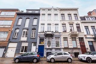 LocatieGelegen middenin het iconische Zurenborg ligt dit luxueuze herenhuis. De Draakstraat ligt vlakbij de Dageraadplaats. Je kan dus het hele jaar...