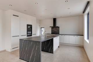 Bent u op zoek naar een energiezuinig en volledig gerenoveerd appartement in een rustige, groene omgeving? Dan is dit luxueuze duplexappartement...