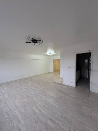 Te Koop - Volledig gerenoveerd appartement met garage in Mechelen<br /><br />Gelegen op de 6de verdieping van de Koningin Astridlaan 214 in Mechelen, vindt u dit ruime appartement met 3 slaapkamers, volledig gerenoveerd met hoogwaardige materialen en nog niet bewoond sinds de renovatie.<br /><br />U geniet van een prachtig open uitzicht en een zuidgericht balkon-terras, waar u de hele dag van de zon kunt genieten, beschut tegen de wind.<br /><br />Het appartement beschikt over een nieuwe witte eiken keuken met nieuwe toestellen (koelkast, diepvries en hoogwaardig werkblad), modern Zweeds eiken parket, 2 ingebouwde kasten, volledige LED-verlichting, ventilatie en muggenramen.<br /><br />De energieprestaties zijn uitzonderlijk: EPC-label A (94 kWh/m²), uitstekende isolatie, nieuwe ramen met driedubbel glas, veiligheidssloten en een condenserende gasketel met zeer laag verbruik. Dankzij de hoogwaardige isolatie is verwarming nauwelijks nodig.<br /><br />De elektrische installatie is volledig vernieuwd en conform gekeurd: teller, voedingskabel, zekeringkast, bedrading en aarding zijn volledig nieuw.<br /><br />Ook het gebouw werd grondig aangepakt: vernieuwde lift, vernieuwde achtergevel en bijkomende zijgevelisolatie in uitvoering. De vereniging van mede-eigenaars beschikt over een gezonde spaarreserve van ongeveer € 80.000.<br /><br />Gunstig asbestattest: geen asbest aanwezig.<br /><br />Uitstekende ligging op wandelafstand van het stadscentrum en het Vrijbroekpark, met een vlotte verbinding naar de E19, de Tangent en de R6.<br /><br />Gemeenschappelijke kosten bedragen ongeveer € 179 per maand, inclusief waterverbruik.<br /><br />Geen problemen met buren, geen lopende rechtszaken, niet gelegen in overstromingsgebied. Alle documenten van notaris en syndicus zijn beschikbaar.<br /><br />Vraagprijs appartement: € 399.000<br /><br />Garage met vernieuwde autolift: € 30.000<br /><br />Totale vraagprijs: € 429.000<br /><br />Een unieke kans voor wie op zoek is naar een instapklaar, energiezuinig en hoogwaardig afgewerkt appartement op een toplocatie in Mechelen.