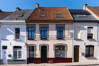 <p><span>RONSE - Are you looking for a renovated townhouse in Ronse?</span></p><p><span>Then this property might just be what you’re looking for!</span></p><p><span> </span></p><p><span>Key features at a glance:</span></p><ul><li><span>First occupancy after renovation</span></li><li><span>Small city garden included</span></li><li><span>Within walking distance of downtown and with easy access to public transportation</span></li></ul><p><span> </span></p><p><span>Here’s what the home looks like:</span></p><p><span>We enter this renovated home through the entryway, which adjoins a guest bathroom.</span></p><p><span>The living and dining areas are open-concept and flooded with natural light.</span></p><p><span>The open kitchen opens onto the terrace and the charming city garden.</span></p><p><span>On the first floor, you’ll find the bathroom, along with a small bedroom and a second, larger bedroom. </span></p><p><span>The attic has been transformed into a master bedroom. </span></p><p><span> </span></p>