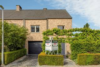 Located in a quiet and residential neighborhood in Hamme is this spacious and qualitatively built energy efficient family home with a living area...