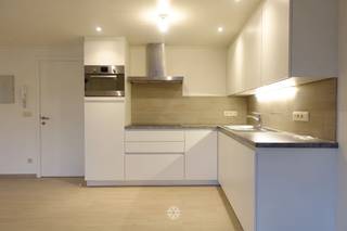 <p><span>GAND - Kortrijksesteenweg : Vous recherchez </span><span>un appartement rénové </span><span>à louer à Gand</span>,<span>près de la gare Saint-Pierre </span><span>? Alors ce bien pourrait vous intéresser.</span></p><p><span> </span></p><p><span>Ses principaux atouts en bref :</span></p><ul><li><span>Situé près du parc de la Citadelle et de la gare Saint-Pierre de Gand</span></li><li><span>Appartement rénové</span></li><li><span>Situation calme</span></li><li><span>Facilement accessible en transports en commun, à vélo et en voiture</span></li></ul><p><span> </span></p><p><span>Voici la disposition des lieux :</span></p><p><span>L'appartement se trouve au premier étage de l'immeuble, sans ascenseur. </span></p><p><span>Il comprend : un hall d'entrée, un séjour avec cuisine ouverte, une chambre, une salle de bains (douche, lavabo, WC). </span></p><p><span>Local à vélos commun inclus.</span></p><p><span> </span></p><p><span>Loyer : € 750 + €70 de charges communes, électricité, gaz et eau. </span></p><p><span>Disponible immédiatement. Résidence obligatoire.</span></p><p><span> </span></p><p><span>Contactez l'agence immobilière Axel Lenaerts pour une visite : 09 245 24 24 ou <span>gent@axellenaerts.be</span></span></p><p><span> </span></p>