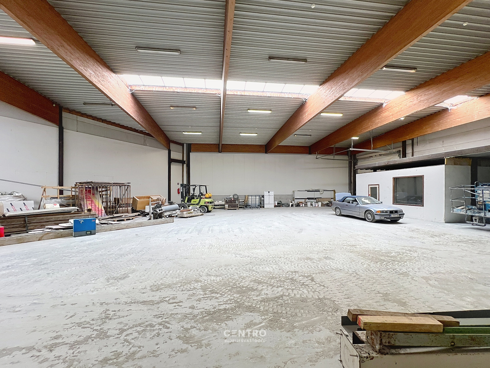Instapklaar magazijn (± 700 m²) met automatische sectionaalpoort langs de N8 te Elverdinge (Ieper). Ambachten toegestaan ! - foto 4