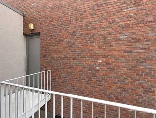 <p>Ruime duplex met 3 slaapkamers en zonnig terras.</p><p>Op zoek naar een instapklaar appartement met ruimte, comfort en een topligging? Deze duplex uit 2014 bevindt zich in het centrum van Tremelo, op wandelafstand van winkels, scholen en openbaar vervoer.</p><p>Via de trap met aparte inkomhal bereik je de eerste verdieping. De inkomhal geeft toegang tot de lichtrijke leefruimte met een volledige ingerichte keuken. Van hieruit heb je een aangenaam zicht op het zonnige terras van maar liefst 21 m². Ideaal om volop van de buitenruimte te genieten.<br />Hier bevinden zich verder een berging/wasplaats en een eerste slaapkamer.<br />De tweede verdieping omvat twee volwaardige slaapkamers en een badkamer met ligbad en douche.<br />Op het gelijkvloers is er bovendien een privé parkeerplaats.</p><p>Een ideale thuis voor wie comfortabel en centraal wil wonen, met alle dagelijkse voorzieningen binnen handbereik.</p><p>Wil je hier graag een bezoekje bel dan 016/90 10 21 of mail info@future-home.be.</p><p>Woongebied, Vergunning, Geen verkavelingsvergunning, Geen dagvaarding, Geen voorkooprecht</p>