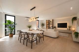 Prachtig afgewerkt nieuwbouwappartement te 2970 ’s-Gravenwezel, in de “Parel der Voorkempen”. Gelegen op de Wijnegemsteenweg 92, op 100 meter van het centrum!<br /><strong>Dit appartement is volledig afgewerkt en instapklaar, inclusief de schilderwerken en verlichting.</strong><br />Kopen aan 6% BTW ipv 21% behoort tot de mogelijkheid. Vraag naar de voorwaarden.<br />E-peil 7<br /><br />Wanneer je binnenkomt in dit prachtig afgewerkte nieuwbouwappartement, word je meteen verwelkomd door een ruime en elegante inkomhal. De vloer is afgewerkt met hoogwaardige parket, wat meteen een warme sfeer creëert. Aan de rechterzijde vind je de vestiaire, perfect voor het opbergen van jassen en schoenen, en het gastentoilet, modern ingericht en afgewerkt met subtiele details.<br /><br />Wanneer je verder loopt, kom je door een smeedijzeren glazen deur die leidt naar de royale open keuken en woonkamer. Deze ruimte baadt in het licht dankzij de grote ramen die uitkijken op het ruime overdekte terras.<br /><br />De moderne open keuken, die naadloos aansluit op de woonkamer, is volledig uitgerust met kwalitatieve inbouwapparatuur. De strakke afwerking en het eigentijdse design zorgen voor een stijlvolle uitstraling, ideaal voor wie houdt van koken in een luxueuze omgeving.<br /><br />Het overdekte terras van 48m² nodigt uit tot ontspannen buitenmomenten, of je nu geniet van een kop koffie in de ochtendzon of een avonddiner met vrienden. Door de ruimte en het uitzicht heb je hier echt een verlenging van je woonruimte. De berging, voorzien van aansluitingen voor een wasmachine en droogkast, biedt ook extra opbergruimte – een praktische en discrete plek voor huishoudelijke spullen. Verder naar de slaapkamers: De masterbedroom is ruim opgezet en loopt door naar een aparte dressingruimte, waar veel ruimte is voor kledingopslag. Aansluitend tref je de prachtige hoofdbadkamer, afgewerkt in Mortex, met een luxe ligbad, inloopdouche, dubbele lavabo en een privatief toilet. Het geheel voelt als een privéoase van rust.<br />De tweede slaapkamer, ideaal als logeerkamer, biedt voldoende ruimte voor ingebouwde kasten en heeft directe toegang tot een eigen douchekamer, ook afgewerkt in dezelfde moderne stijl. Dit geeft gasten of gezinsleden extra comfort en privacy.<br /><br /><strong><u>Positieve aspecten:</u><br />Het appartement is voorzien van de nieuwste technologieën, zoals airconditioning, een warmtepomp, vloerverwarming en 8 zonnepanelen, wat zorgt voor een duurzaam en comfortabel woonklimaat.</strong><br /><strong>Bij dit appartement horen ook een ondergrondse kelder en twee carports, inclusief een extra buitenberging. Dit alles maakt van dit appartement een unieke en complete woonervaring in het hart van ’s-Gravenwezel.</strong><br /><br /><span>Ter info: enkele foto's hebben we wat meer aangekleed en zijn ter illustratie. </span>