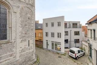 <p><strong><em>Maison de ville joliment rénovée avec une chambre, située dans un endroit très calme, à côté de la célèbre église Saint-Germain, en plein centre de Tirlemont. Idéale comme première habitation ou comme bien d’investissement pour la location.</em></strong></p><p></p><p><strong><u>Cette maison vient d’être entièrement rénovée :</u></strong><br />toiture, châssis, installation de chauffage central, sols, cuisine, salle de bains, … tout a été remis à neuf.<br />Façade avant crépie.<br />Électricité conforme.<br />Aucun amiante.<br />EPC : 396 kWh/m²/an (label D – pas d’obligation de rénovation).</p><p></p><p><strong><u>Disposition :</u></strong><br />Au rez-de-chaussée : cuisine équipée (4 plaques vitrocéramiques, hotte, four, micro-ondes, frigo avec congélateur, évier) avec coin repas, toilette et espace de rangement.<br />Au premier étage : un agréable séjour avec parquet stratifié et beaucoup de lumière naturelle.<br />Au deuxième étage : une belle chambre (parquet stratifié) et une salle de bains moderne (douche, meuble lavabo, armoire colonne, WC).</p><p></p><p><strong><u>Situation :</u></strong><br />Endroit très calme, sans circulation, dans un cadre charmant autour de l’église Saint-Germain, au cœur du centre historique, à deux pas de la Veemarkt.<br />La maison est également accessible en voiture.<br />Commerces, restaurants, supermarché, … sont accessibles à pied.<br />La gare de Tirlemont se trouve à 15 minutes à pied.</p>
