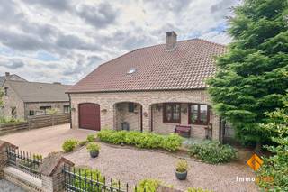 <p><span>Deze zéér ruime woning met 3 à 4 slaapkamers en 2 badkamers is gelegen op een mooi perceel van 6a00ca in een rustige, kindvriendelijke omgeving. </span></p><p><span> </span></p><p><span>Indeling gelijkvloers:</span><span> inkomhal, woonkamer, keuken, hal, inpandige garage, berging, badkamer 1 met bad en douche, apart toilet, veranda. </span></p><p><span> </span></p><p><span>Indeling verdieping:</span><span> nachthal, master bedroom (34 m²!), badkamer met grote inloopdouche, apart toilet, slaapkamer 2, slaapkamer 3, zolderberging. </span></p><p><span> </span></p><p><span>De woning beschikt tevens over een kelder voor extra opslagruimte. </span></p><p><span> </span></p><p><span>Troeven:</span></p><ul><li><span>Zéér ruime woning</span></li><li><span>3 à 4 slaapkamers</span></li><li><span>Lichtrijke woonkamer</span></li><li><span>Ruime keuken</span></li><li><span>2 badkamers</span></li><li><span>Veranda met zicht op de prachtige tuin</span></li><li><span>Inpandige garage</span></li><li><span>Zonnepanelen </span></li><li><span>Zonneboiler</span></li><li><span>Asbestveilige woning!</span></li><li><span>Rustige, kindvriendelijke omgeving</span></li></ul>