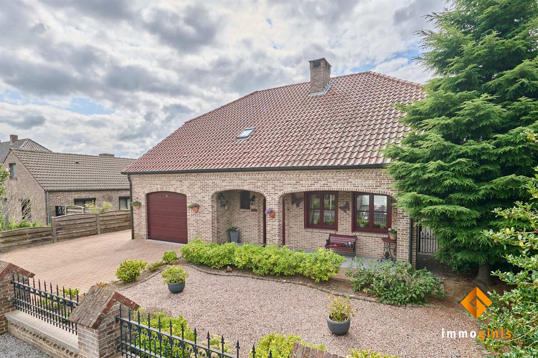 Zéér ruime woning met 3 à 4 slaapkamers, 2 badkamers en prachtige tuin in een rustige, kindvriendelijke buurt. - foto 2