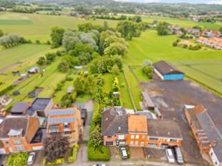<p>Ruime gezinswoning met 4 slaapkamers op uitzonderlijk perceel van 2.330 m²!<br /><br />Bent u op zoek naar een ruime woning met veel potentieel en een uitzonderlijk groot perceel? Deze halfopen woning biedt maar liefst 230 m² bewoonbare oppervlakte, 4 slaapkamers en een prachtig perceel van 2.330 m². Gelegen in woongebied en nabij winkels, scholen, openbaar vervoer en het station, combineert deze eigendom ruimte met een vlotte bereikbaarheid. Bovendien is er een ruime zolder die omgevormd kan worden tot slaapkamer, bureau, hobbyruimte.<br /><br />INDELING:<br />Inkomhal, lichtrijke leefruimte, gedeeltelijk geïnstalleerde keuken, badkamer met douche, wasplaats en 4 volwaardige slaapkamers. Verder beschikt de woning over een veranda, praktische bijkeuken, kelder en een ruime zolder met mogelijkheid tot inrichting.<br /><br />Buiten geniet u van een enorme tuin van ca. 2.200 m², plaats voor twee wagens en een tuinhuis. Dankzij deze extra ruimtes is het pand ideaal voor hobbyisten, zelfstandigen of wie nood heeft aan extra opslagruimte. Bovendien biedt deze woning een mooi potentieel tot kangoeroe-wonen. <br /><br />Voor wie is deze woning ideaal?<br />♦ Gezinnen die op zoek zijn naar veel woonruimte en een grote tuin.<br />♦ Kopers die een woning met renovatiepotentieel willen omvormen tot hun droomwoning.<br />♦ Iemand die een ruim terrein zoekt om dieren te houden.<br /><br />Te koop via Immo Beguin, jouw vastgoedexpert sinds 2009. Met kantoren in Ronse, Waregem, Kortrijk, Deinze, Doornik en Lessines.<br />✉️ info@immobeguin.be</p>
