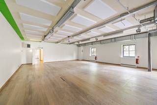 Een kantoor gebouw met veel mogelijkheden en parking! Ligging: Een strategischere ligging is nauwelijks denkbaar: met de oprit en afrit vlak om...