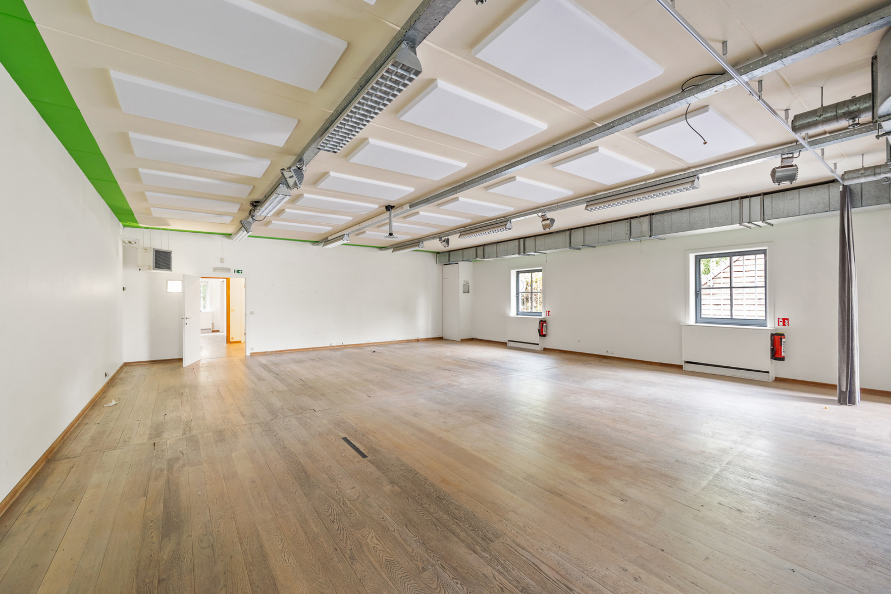 KANTOOR GEBOUW MET VEEL RUIMTE EN PARKING - foto 3