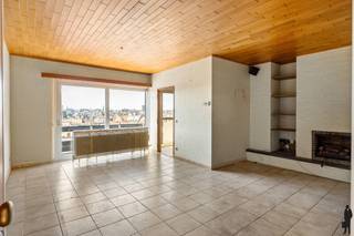 <strong>Gezellig appartement met 2 slaapkamers<br /></strong><br />Ruim en lichtrijk appartement van <strong>ca. 81m²</strong> op de <strong>vijfde </strong>verdieping met 2 slaapkamers en terras op het <strong>zuiden</strong>. Zéér centraal gelegen vlakbij invalswegen, scholen, leuke terrasjes, winkels, ...<br /><br /><strong>Indeling:</strong><br />- Woonkamer met toegang tot het terras<br />- Geïnstalleerde keuken met toegang tot het terras<br />- Slaapkamer 1 <br />- Slaapkamer 2<br />- <strong>Extra kamer </strong>dan kan dienen als berging/dressing<br />- Badkamer met douche én ruimte voor was- en droogmachine<br />- Toilet<br /><br /><strong>Bijzonderheden:<br /></strong>- Mobiscore<strong> 9,3/10</strong><strong><br /></strong>- <strong>EPC C</strong> met een score van <strong>262 kWh/(m² jaar)<br /></strong>- <strong>Asbestveilig</strong><br /><span><strong>- Veiligheidsdeur<br />- Aluminimum schrijnwerk met dubbele beglazing </strong>aan voorzijde<strong><br />- PVC schrijnwerk met dubbele beglazing </strong>aan achterzijde<strong><br /></strong></span>- Privatieve kelderberging<span><strong><br /></strong></span>- Terras op het <strong>zuiden<br /></strong>- CV ketel van <strong>Vaillant<br /></strong>