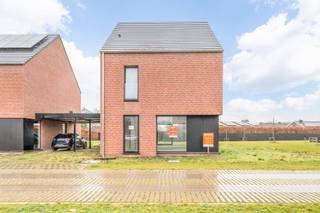 Matexi bouwt aan de gloednieuwe woonbuurt 'Scharent' met 14 open nieuwbouwwoningen langsheen een buurttuin. Elke woning beschikt over 3 slaapkamers en een eigen tuin. Zo heb jij alle (groene) ruimte om te genieten van het leven. <br /><br /><strong>Lot 04 </strong>is een ruime, vrijstaande woning in een rode gevelsteen. De woning is incl. carport.<br /><br />De ruime woningen beschikken over voldoende opbergruimtes om gerief in kwijt te geraken. Daarnaast wordt er ruimte voor een bureau voorzien. Ideaal voor wie af en toe eens telewerkt! Nood aan een extra atelierruimte, slaapkamer of iets anders? In de optioneel inrichtbare zolder worden je dromen werkelijkheid. Interesse? Neem snel contact op voor alle gedetailleerde info.