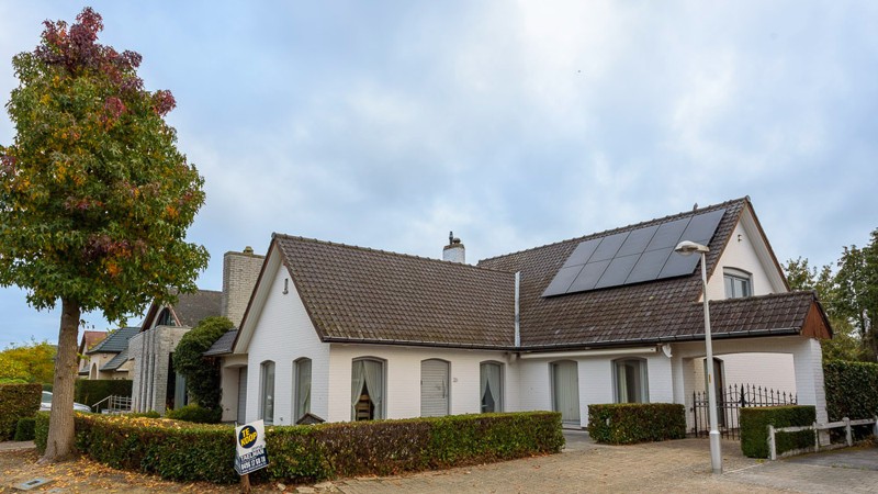 Te renoveren woning met veel potentieel in hartje Deerlijk - photo 1
