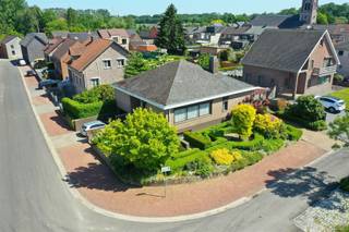 Vrijstaande bungalowwoning te Maasmechelen op een hoekperceel van 5a40ca met een bewoonbare oppervlakte van 218 m².Via de inkomhal betreden we de...