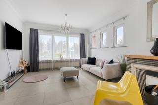 <p>Ontdek deze ruime en lichtrijke 3-gevelwoning, ideaal gelegen op wandelafstand van het centrum van Wemmel en met een vlotte verbinding naar Brussel.</p>
<p>De gezellige woonkamer van 36 m² sluit aan bij een semi-uitgeruste keuken en een lichtrijke veranda van 14 m² – de perfecte plek voor ontspanning of gezellige familiebijeenkomsten.</p>
<p>Op de eerste verdieping bevinden zich drie slaapkamers van 16 m², 12 m² en 9 m², een apart toilet en een moderne doucheruimte van 4 m² met inloopdouche. De tweede verdieping biedt een ruime zolderkamer van 55 m² met aparte leefruimte en een badkamer van 6 m² met ligbad en toilet, ideaal als master bedroom of extra woonruimte.</p>
<p>Verder beschikt de woning over een kelder van 16 m² en een garage van 36 m². De woning is uitstekend gelegen in een faciliteitengemeente, dichtbij winkels, restaurants, scholen en openbaar vervoer. Buslijnen 272 en 355, het station van Wemmel en de Ring richting Brussel zijn eenvoudig bereikbaar. Het Universitair Ziekenhuis Jette ligt op slechts 10 minuten.</p>
<p>Kortom: een instapklare 3-gevelwoning met ruime leefruimtes, garage en tuin, perfect voor wie comfortabel en centraal wil wonen nabij Brussel.</p>
<p><em>Opgelet: de woning bevindt zich in een overstromingsgevoelig gebied.</em></p>