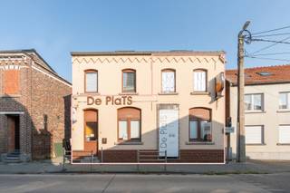 In het levendige centrum van Wommersom vind je dit charmante handelspand, vandaag uitgebaat als Café De Plats. Een plek waar gezelligheid...