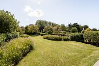 <p>Ontdek dit recent afgewerkte tuinappartement, prachtig gelegen in het prestigieuze domein <em>Tennis Gardens</em> (ca. 5 ha), op wandelafstand van de dijk in het Zoute en in de onmiddellijke nabijheid van tennis en de approachgolf.</p>
<p>Het appartement beschikt over een royaal zuidgericht terras met aansluitende privétuin, ideaal om in alle rust en privacy van de zon te genieten.</p>
<p><strong>Indeling:</strong></p>
<ul>
<li>
<p>Inkomhal met vestiaire en gastentoilet</p>
</li>
<li>
<p>Lichtrijke leef- en eetruimte met schuifraam naar het terras en de tuin</p>
</li>
<li>
<p>Volledig ingerichte open keuken</p>
</li>
<li>
<p>Praktische berging</p>
</li>
<li>
<p>3 slaapkamers, elk met eigen bad- of douchekamer</p>
</li>
</ul>
<p><strong>Extra troeven:</strong></p>
<ul>
<li>
<p>Mogelijkheid tot aankoop van een ruime garagebox voor 2 wagens</p>
</li>
<li>
<p>Privéberging en gemeenschappelijke fietsenberging</p>
</li>
<li>
<p>Conciërgedienst</p>
</li>
<li>
<p>Toegang tot het verwarmd binnenzwembad voor residenten<br /><br /><br /></p>
</li>
</ul>