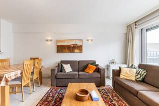 <strong>Gemeubeld appartement met 2 slaapkamers te huur in De Panne</strong><br /><br />Bent u op zoek naar een instapklaar en gemeubeld appartement op een toplocatie voor tweede verblijf? Dan is dit lichtrijke appartement, gelegen in de levendige winkelstraat ideaal voor wie comfortabel wil wonen op wandelafstand van winkels, horeca en alle dagelijkse voorzieningen. Dit appartement biedt ook de mogelijkheid om nog een garage bij te huren. <br /><br /><strong>Indeling</strong><br /><br />Het appartement beschikt over een ruime en zonnige leefruimte met een open, volledig uitgeruste keuken die uitgeeft op een aangenaam terras. Verder zijn er twee volwaardige slaapkamers en twee badkamers: één met een douche en één met een ligbad, wat zorgt voor extra comfort.<br /><br /><strong>Troeven</strong><br /><br />- Mogelijkheid om een garage bij te huren: €125/maand<br />- Gelegen aan de winkelstraat<br />- Te huur als tweede verblijf<br /><br /><br />Interesse?<strong> </strong>Neem gerust contact met ons op voor meer informatie of een bezichtiging.<br /><strong>Contact: </strong>Soraya: soraya@servimoholidays.be / 058/22.41.70