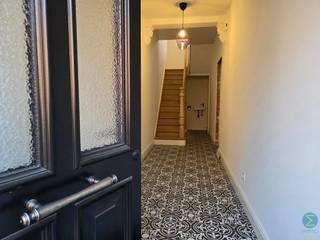 <p><span><strong>Hoogwaardig gerenoveerde woning met 3 slaapkamers en garage.</strong></span><br /><br />Op zoek naar een energiezuinige en instapklare huurwoning met karakter én comfort? Deze prachtig gerenoveerde woning nabij het centrum van Arendonk combineert authenticiteit met moderne luxe en behaalt een uitstekende EPC-score van slechts 31 kWh/m² (label A). Bovendien beschikt de woning over een inpandige garage en een 12-tal zonnepanelen.</p>
<p>We betreden de woning via de inkomhal, waar meteen het authentieke karakter opvalt dankzij de mooie plafondafwerking en stijlvolle tegelvloer. De originele trap, die gezandstraald werd om zijn charme te behouden, leidt naar de eerste verdieping. In de hal bevinden zich ook een apart gastentoilet en de toegang tot de leefruimte.</p>
<p>De open leefruimte biedt dankzij haar indeling en lichtinval tal van mogelijkheden om deze volledig naar eigen smaak in te richten. Aansluitend vinden we de moderne open keuken met praktisch werkeiland, uitgerust met alle hedendaagse comfort (exclusief vaatwasser). Deze kan eenvoudig geïnstalleerd worden in de ruime, naastgelegen voorraadberging, waar zich ook de technische installaties en aansluiting voor de wasmachine bevinden. Via de achteringang is er bovendien ruimte voorzien voor een vestiaire of schoenenkast.</p>
<p>Op het gelijkvloers bevindt zich verder nog een stijlvolle badkamer, uitgerust met een inloopdouche, een badkamermeubel met dubbele wastafel en een extra toilet.</p>
<p>De tuin is noordwest georiënteerd en combineert een aangenaam terras van ca. 12 m² met een onderhoudsvriendelijk gazon van ca. 140 m². Achteraan de tuin bevindt zich een praktische en ruime tuinberging.</p>
<p>Op de eerste verdieping zijn er drie slaapkamers. De twee grootste kamers hebben rechtstreeks toegang tot een apart toilet op deze verdieping. De slaapkamers aan de voorzijde zijn bovendien uitgerust met automatische rolluiken voor extra comfort.</p>
<p>Tot slot is er nog een zolderverdieping, bereikbaar via een val luik met vlizotrap, ideaal als extra bergruimte.</p>
<p><strong>Troeven:</strong></p>
<ul>
<li>EPC label A (31 kWh/m²)</li>
<li>12 zonnepanelen</li>
<li>Inpandige garage</li>
<li>Volledig gerenoveerd met behoud van karakter</li>
<li>3 slaapkamers</li>
<li>Ruime tuin met terras en tuinberging</li>
<li>Rustige ligging nabij centrum Arendonk</li>
</ul>