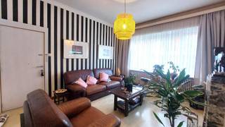 Op een vlot bereikbare locatie, nabij centrum, winkels en openbaar vervoer, bevindt zich dit gelijkvloers appartement met een bewoonbare oppervlakte van ca. 101 m². De ligging combineert praktische bereikbaarheid met alle dagelijkse voorzieningen in de directe omgeving.<br /><br />Indeling:<br /><br />Bij het betreden van het appartement komt u in de leefruimte, bestaande uit een salon en eetplaats. Aansluitend bevindt zich de keuken. Verder beschikt het appartement over een douchekamer, een apart toilet en twee volwaardige slaapkamers.<br /><br />Interessant investeringspand:<br /><br />Het appartement is momenteel verhuurd aan €665 per maand, wat het uitermate geschikt maakt als opbrengsteigendom met onmiddellijk rendement.<br /><br />Dit appartement biedt een functionele indeling en vormt een interessante opportuniteit voor investeerders.<br /><br />