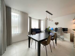 <strong>EERSTE VERDIEPING<br /><br /></strong>Luxueus appartement op de 1ste verdieping in project 'Den Bonten Os'. Centraal wonen, comfort en luxe!<br />Beschr: inkom, woonkamer met open volledig ingerichte keuken gescheiden door een stalen deur van de slaapvertrekken. Apart toilet, zeer ruime berging, badkamer met extra toilet en inloopdouche, 2 grote slaapkamer en 1 kleindere kamer die allemaal toegang bieden tot het terras. <br />Vooraan bevindt zich een gezellige logia (inpandig terras) met zicht op het bruisende dorp, achteraan een rustig gelegen open terras.<br />Ondergronds is een garagebox inbegrepen.<br /><br /><strong>BIJZONDERHEDEN<br /><br /></strong>EPC: 28kwh/m2/jaar, Gemeenschappelijke kosten: €100, voorschot verwarming en warm water: €65<br /><br /><strong>POSITIEVE ASPECTEN<br /><br /></strong>centraal wonen<br />vlakbij winkels en openbaar vervoer<br />energiezuinig<br />nieuwstaat<br />hoogwaardige afwerking