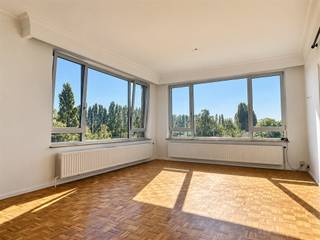 Surf naar www.abricasa.be en plan jouw verhuurafspraak in samen met onze digitale assistente Alice!Ruim en lichtrijk 3-slaapkamerappartement in EkerenBij het betreden van het appartement kom je terecht in de inkomhal, die toegang geeft tot de verschillende ruimtes. De woonkamer is bijzonder ruim en geniet dankzij de grote raampartijen langs verschillende zijden van veel natuurlijke lichtinval en een aangenaam open uitzicht.De aparte keuken is praktisch ingericht en voorzien van een kookvuur en vaatwasser. Aansluitend bevindt zich een klein terras, ideaal om even van de buitenlucht te genieten.Het appartement beschikt verder over drie slaapkamers. Twee hiervan zijn ruime volwaardige slaapkamers. De derde kamer is iets compacter en kan perfect gebruikt worden als bureau, dressing, hobbyruimte of kleinere slaapkamer.De badkamer is uitgerust met een douche en lavabomeubel. Daarnaast is er een apart toilet. Extra praktisch is de afzonderlijke bergruimte met aansluitingen voor een wasmachine en droogkast.Dankzij de ruime indeling, drie kamers en de grote hoeveelheid natuurlijk licht is dit een aangenaam appartement met heel wat mogelijkheden.- NIET GEMEUBELD- EPC: 249 kWh/m²jaar - Maandelijkse kosten: 50,- euro bevatten: privatief water en onderhoud en verbruik gemene delen - Huurwaarborg: 3.210,- euro (3 maanden huur) - Beschikbaar: onmiddelijk- Type contract: Bepaalde duur (1 jaar) (nadien verlengbaar)- Adres: Ferdinand verbieststraat 55 bus 302 - 2180 Ekeren Wens je jouw huis, appartement, bouwgrond of opbrengsteigendom te verkopen? Op zoek naar een vastgoedmakelaar voor de verhuur of het beheer van jouw eigendom(men)? Abricasa staat voor een persoonlijke én actieve vastgoedbegeleiding van A tot Z! Bel ons voor een vrijblijvende afspraak op 03 259 04 04 of spring binnen op ons kantoor te Kasteelstraat 58 - 2000 Antwerpen!
