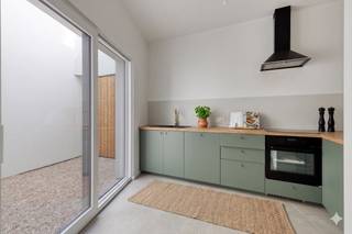 Ben je op zoek naar een woning die écht af is? Deze onlangs totaal gerenoveerde parel combineert een creatieve indeling met de allernieuwste technieken. Of je nu op zoek bent naar je eerste eigen plek of een slimme investering: dit is een unieke kans.Bij binnenkomst valt direct de slimme logistiek op: een praktische inpandige fietsen- en afvalberging zorgt voor comfort! De begane grond ademt sfeer dankzij de ruime eetplaats met hypermoderne open keuken. Het absolute hoogtepunt? De gezellige binnenkoer waar je in alle rust geniet van je ochtendkoffie.De verdiepingen bieden ruimte en licht in overvloed. Op de eerste verdieping vind je een slaapkamer, een afgewerkte badkamer en een leefruimte. De bovenste verdieping verrast nog eens met twee volwaardige slaapkamers.Troeven- Alles binnen handbereik. Of je nu de auto of de fiets neemt, winkels en het bruisende stadscentrum liggen om de hoek- Dankzij een warmtepomp ben je voorbereid op de laagste energiefacturen.- Alles is vernieuwd (2024/2025), zorgeloos wonen gegarandeerd.Wenst u meer info over deze woning of wenst u een bezoek ter plaatse? Contacteer Michelle Decoutere (0493 25 46 81 - michelle.decoutere@dewaele.com) Deze AI-visualisaties zijn bedoeld als inspiratie. Er werd geen rekening gehouden met technische specificaties, stedenbouwkundige voorschriften of de concrete mogelijkheden tot realisatie.Bestuursmaatregelen in het maatregelenregister: in aanvraag