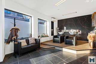 Lichtrijk handelspand op toplocatie in centrum Opwijk!<br />Dit energiezuinig en multifunctioneel pand kent een zeer gunstige ligging in de nabijheid van openbaar vervoer alsook is er een goede verbinding naar Merchtem-Asse-Dendermonde.<br /><br />Deze commerciele ruimte leent zich uitstekend als winkel- of als kantoorruimte. Bestemming mag gewijzigd worden.<br />Indeling gelijkvloers: handelsruimte met keukentje, technische ruimte en toilet.<br />Verwarming/koelen via warmtepompen. Als extra troef is dit pand voorzien van een inbraakalarm en een zeer ruime etalage.<br />Er is tevens ook een ondergrondse berging aanwezig van maar liefst 14m².<br />Tot slot is er een praktische ondergrondse staanplaats welke mee dient aangekocht te worden voor 20.000 euro.<br /><br />EPC: B label en UC: 20201201-0002260615-KNR-1<br />Voor meer inlichtingen of een vrijblijvend bezoek aan deze commerciele ruimte kan u contact opnemen met Marik op het nummer 052/21.65.51 of mailen naar info@immomiddelpunt.be.