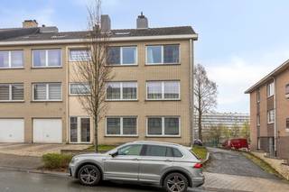 immo DAVID stelt voor: 3-slaapkamerappartement met garage<br /><br />Het instapklare appartement van 106 m² bevindt zich op de eerste verdieping van een kleinschalig en verzorgd gebouw. Het appartement werd gerenoveerd in 2022 en beschikt over een gunstig EPC B, wat hedendaags comfort combineert met energiezuinig wonen.<br /><br />Via de ruime inkomhal met vestiairekast betreedt u de lichtrijke living van 35 m² met gezellige open haard. Aansluitend vindt u de volledig ingerichte gesloten keuken van 9 m².<br /><br />Het appartement beschikt over drie volwaardige slaapkamers van 13 m², 10 m² en 8 m². De badkamer is uitgerust met een dubbele lavabo en inloopdouche, en er is een apart toilet voor extra comfort.<br /><br />Een grote troef is de privatieve garage, waardoor parkeren geen zorgen meer oplevert. Een andere belangrijke troef is de individuele verwarming en de lage gemeenschappelijke lasten van slechts €62 per maand, waardoor dit appartement zowel ideaal is voor investeerders als voor wie zelf wil wonen. <br /><br />Dankzij de centrale maar rustige ligging bent u vlakbij de Ring en Brussel, met uitstekende verbindingen via openbaar vervoer (o.a. R14, station Zellik en Berchem). Voor ontspanning zijn het Laarbeekbos en de fietssnelweg in de directe omgeving. Een ideale opportuniteit voor wie comfortabel, instapklaar en energiezuinig wil wonen, met lage gemeenschappelijke kosten. <br />Voor de investeerder: Netto ROI = 4% op jaarbasis.<br /><br />
<p>Bestuursmaatregelen in het maatregelenregister: in aanvraag.</p>