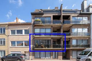 Goed onderhouden appartement met 2 slaapkamers op centrale ligging.STARTPRIJS: Elk bod boven deze startprijs, wordt voorgelegd aan de eigenaars, die al dan niet kunnen in gaan op dit aanbod.Gelegen op een ideale ligging, dichtbij het ziekenhuis, winkels, scholen en openbaar vervoer vinden we dit instapklaar appartement die als volgt is ingedeeld:De inkomhal met plaats voor een vestiaire, apart gastentoilet, badkamer met ligbad/douche en lavabomeubeltje.Twee volwaardige slaapkamers ( met terrasje ), ruime leefruimte en aparte geïnstalleerde keuken met terras.Handige berging bij de keuken met aansluiting voor de wasmachine/ droogkast.Dankzij de interessante ligging, alle faciliteiten zijn op wandelafstand, maar toch nog rustig en het feit dat het appartement instapklaar en zeer net is onderhouden zorgt dit voor een buitenkans, ook als vastgoedbelegging!Gunstig EPC!📞 Contacteer Regine voor een bezoek: 0493 112 050 – regine@correctvastgoed.be👉 Online schattingstool: https://www.correctvastgoed.be/schatting