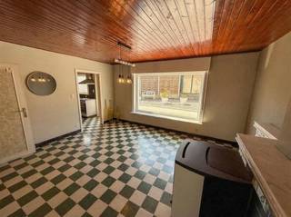 Ontdek deze ruime woning in het charmante Aalbeke, perfect voor gezinnen die op zoek zijn naar comfort en functionaliteit. Deze woning beschikt over maar liefst 5 slaapkamers en biedt voldoende ruimte voor het hele gezin. De sfeervolle leefruimtes nodigen uit en de grote ramen zorgen voor veel natuurlijk licht.De keuken is praktisch ingericht en biedt uitzicht op de gezellige, onderhoudsvriendelijke tuin. De badkamer is uitgerust met een ligbad/douche en een lavabomeubel. Met een garage en een private oprit is er voldoende ruimte voor uw voertuig en extra opslagmogelijkheden. De omgeving is rustig en gunstig gelegen nabij winkels, scholen en openbaar vervoer, wat het ideale uitvalsbasis maakt.Ervaar het woonplezier in deze veelzijdige woning en ontdek alle mogelijkheden die deze woning te bieden heeft in het mooie Aalbeke. Mis deze kans niet om uw droomhuis te verwerven!