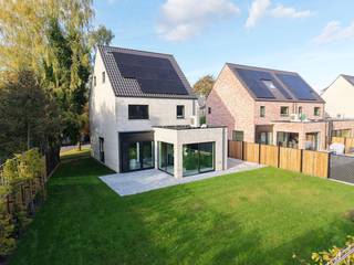 In een rustige, doodlopende straat in een geliefde woonwijk ontdek je deze stijlvolle A+ villa, waar landelijke elegantie en hedendaags comfort perfect samensmelten. De ligging is ideaal: op wandelafstand van het centrum, winkels, scholen en openbaar vervoer.<br /><br />Het perceel van ca. 540 m² biedt een ruime, zonnige tuin dankzij de beperkte voortuin en de optimale oriëntatie. Binnen geniet je van een doordachte indeling en een lichte, open leefruimte waar elke zone naadloos in elkaar overloopt.<br /><br />De leefkeuken vormt het hart van de woning — een gezellige plek met aperitiefhoek en grote schuifraam die rechtstreeks toegang geeft tot het zonovergoten terras en de tuin. De living sluit hier harmonieus op aan, net als de praktische berging.<br /><br />Op de verdieping vind je vier volwaardige slaapkamers en een stijlvolle badkamer met ligbad en inloopdouche, perfect geschikt voor gezinnen die ruimte en comfort belangrijk vinden.<br /><br />Deze villa is uitgerust met de nieuwste energiezuinige technologieën, waaronder:<br /><br />Warmtepomp<br /><br />Vloerverwarming<br /><br />Zonnepanelen<br /><br />Ventilatiesysteem D+<br /><br />Met een A+ label wekt deze woning meer energie op dan ze verbruikt — duurzaam, comfortabel en klaar voor de toekomst.<br /><br />✨ Een instapklare, energiepositieve villa op een rustige en gegeerde locatie — ideaal voor wie houdt van ruimte, licht en tijdloze kwaliteit.