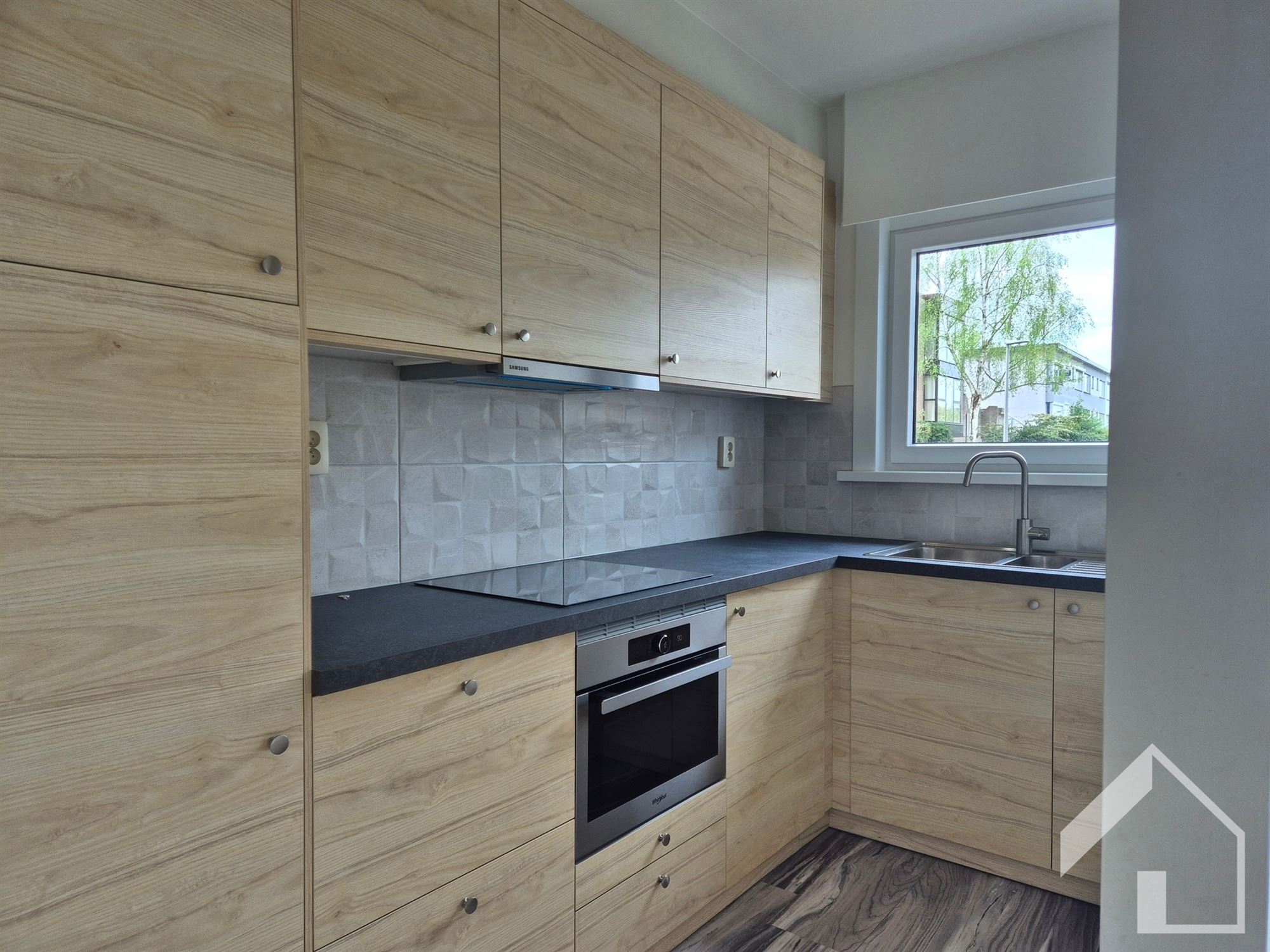 gelijkvloersappartement met 2 slaapkamers, tuin en garage - foto 2