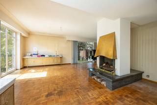 <p><span>Een appartement van dit formaat kom je zelden tegen. Met ca. 193 m² bewoonbare oppervlakte, een indrukwekkende leefruimte die alle ruimte biedt voor een royale zit- én eethoek, vier volwaardige slaapkamers en twee terrassen heb je hier alle troeven in handen om een echte droomwoning te creëren. Voeg daar de rustige ligging vlak bij het Rivierenhof en de optionele garagebox aan toe, en je hebt een unieke opportuniteit voor wie royaal wil wonen.</span></p><p><span>Ruimte die indruk maakt</span></p><p><span>Zodra je de inkomhal binnenstapt, voel je het meteen: dit is geen doorsnee appartement. De royale inkomhal met originele blokjesparket en marmeren vloer vormt de perfecte aanzet naar de indrukwekkende leefruimte van ca. 57 m². Dankzij de grote raampartijen baadt deze ruimte de hele dag in het natuurlijke licht, terwijl de originele blokjesparket en de sierschouw voor heel wat warmte en karakter zorgen.<br /><br />Vanuit zowel de leefruimte als de keuken stap je het terras aan de voorzijde op. Een heerlijke plek om de dag te starten met een kop koffie of om op een zonnige avond nog even buiten te genieten.<br /><br />De ruime keuken biedt vandaag alle basiscomfort, maar vormt tegelijk de ideale basis om een hedendaagse leefkeuken op maat te realiseren die perfect aansluit bij de royale leefruimte.<br /><br />Achteraan wacht nog een extra troef: een polyvalente ruimte van ca. 31 m². Deze ruimte richt je zo in als bureau, hobbyruimte, praktijk, speelkamer of extra leefruimte. Net die extra vierkante meters maken dit appartement zo uitzonderlijk.</span></p><p><span>Vier slaapkamers en ruimte voor iedereen</span></p><p><span>Ook aan slaapruimte geen gebrek. Achteraan bevinden zich vier volwaardige slaapkamers, allemaal rustig gelegen. De grootste slaapkamer beschikt over praktische ingemaakte kasten en geeft rechtstreeks uit op het tweede terras, waar je in alle privacy van een rustig moment geniet.<br /><br />De badkamer is opvallend ruim en uitgerust met een douche, dubbele lavabo, toilet en bidet. Daarnaast is er nog een apart gastentoilet aanwezig.<br /><br />Wie op zoek is naar een appartement met uitzonderlijk veel ruimte én de mogelijkheid om alles volledig naar eigen smaak te renoveren, vindt hier een unieke basis voor jarenlang woonplezier.</span></p><p><span>Groen wonen met alles binnen handbereik</span></p><p><span>De Morckhovenlei is al jaren een geliefde woonlocatie dankzij haar rustige, residentiële karakter en uitstekende bereikbaarheid. Op enkele minuten wandelen ligt het prachtige Rivierenhof, het grootste park van Antwerpen, waar je heerlijk kunt wandelen, sporten of gewoon genieten van het groen.<br /><br />Ook supermarkten, buurtwinkels, scholen en openbaar vervoer bevinden zich op wandelafstand. Met de fiets bereik je vlot het centrum van Antwerpen en ook de Ring ligt vlakbij, waardoor je snel in en uit de stad rijdt. De combinatie van rust, ruimte en een uitstekende ligging maakt dit appartement bijzonder aantrekkelijk voor gezinnen en iedereen die royaal wil wonen.</span></p><p><span> </span></p>
