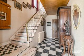 Op een uitstekende locatie in Herzele, nabij de Burcht, bevindt zich deze robuuste halfopen bebouwing op een perceel van 439 m². Dankzij de gunstige ligging bevinden winkels, scholen, openbaar vervoer en belangrijke invalswegen zich op korte afstand, waardoor u hier geniet van een ideale combinatie van rust en bereikbaarheid.<br /><br />Deze woning vormt de perfecte opportuniteit voor wie op zoek is naar een renovatieproject met een stevige basis. De degelijke constructie en de ruime indeling bieden tal van mogelijkheden om de woning volledig naar eigen smaak en hedendaagse woonnormen te moderniseren.<br /><br />Binnen beschikt de woning over een ruime inkomhal met gastentoilet, aangename leefruimtes die zich uitstekend lenen voor een eigentijdse inrichting en een keuken met zicht op de tuin. Op de verdieping bevinden zich drie volwaardige slaapkamers en een badkamer. De woning is tevens volledig van volwaardige kelder voorzien én beschikt over een inpandige, ruime garage. <br /><br />Ook buiten biedt het perceel voldoende ruimte om een gezellige tuin aan te leggen waar u in alle rust kunt genieten van het buitenleven.<br /><br />Bent u op zoek naar een woning die u volledig naar uw eigen wensen kunt renoveren op een centrale ligging in Herzele? Dan is deze eigendom absoluut een bezoek waard.<br /><br />Interesse in deze woning in Herzele? Vraag vandaag nog uw bezoek aan via Immo Francois.<br /><br />