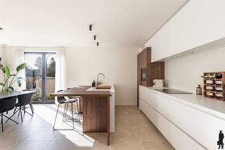 <p><strong>Prachtig gelijkvloers hoekappartement met zonnig terras en tuin in residentie ‘Hertenbosch' te ’s-Gravenwezel</strong><br /><br /><strong>Op wandelafstand (ca. 600 m) van de winkels in het centrum van ’s-Gravenwezel bevindt zich dit lichtrijke hoekappartement op het gelijkvloers van de verzorgde residentie ‘Hertenbosch’. Dankzij de hoekligging, het zonnige zuidoostgerichte terras en de privatieve tuin geniet dit appartement van een bijzonder aangename woonbeleving, gecombineerd met hedendaags comfort.</strong><br /><br /><strong>Indeling:</strong><br />- Een <strong>inkomhal</strong> met vestiaire, gastentoilet en handenwasser,<br />- Een <strong>zeer lichtrijke</strong> <strong>leefruimte </strong>op beige keramische vloer,<br />- Een<strong> centrale, volledig ingerichte</strong> <strong>leefkeuken</strong> met <strong>eet-eiland</strong> (plaats voor 2 à 3 krukken), ingebouwde gootsteen en vaatwasser, een kastenwand met combi-oven, koelkast, inductiekookvuur en Novy dampkap,<br />- Directe toegang vanuit de leefruimte naar het <strong>overdekte terras en de tuin</strong>,<br />- Een praktische <strong>berging</strong> met aansluiting voor wasapparatuur en technische installatie,<br />- <strong>Drie slaapkamers</strong>, waarvan twee met rechtstreekse toegang tot de tuin,<br />- Een <strong>douchekamer</strong> met inloopdouche en wastafel met geïntegreerde lavabo.<br /><br /><strong>De tuin:</strong><br />- Een <strong>zuidoostgericht overdekt terras</strong> <br />- Een aangename <strong>zonnige tuin</strong> die mooi aansluit bij de leefruimte en slaapkamers,<br />- Een ideale buitenruimte om in alle rust te genieten.<br /><br /><strong>Algemeen:<br /></strong>- <strong>Vloerverwarming</strong> voor een optimaal en energiezuinig comfort (<strong>warmtepomp</strong> lucht & water)<br />- <strong>Kleinschalige </strong>en <strong>verzorgde residentie</strong>,<br />- <strong>Ondergrondse autostaanplaats</strong> (P1) en <strong>privatieve berging</strong> (B12)<br /><strong>- Ventilatiesysteem D<br />- 4 privatieve zonnepanelen </strong><br /><strong>- Regenwaterrecuperatie: toilet + buitenkraan<br /></strong>- Bouwjaar 2022<br />- <strong>Uitstekende ligging</strong> nabij winkels, horeca en dagelijkse voorzieningen.<br /><strong>- Onmiddelijk beschikbaar. </strong><br /><br /><strong>Een instapklaar en smaakvol appartement met veel lichtinval, een doordachte indeling en een zonnige buitenruimte op een topligging in ’s-Gravenwezel. </strong></p>