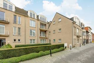 Rustig, maar centraal gelegen gelijkvloers appartement met 1 slaapkamer, ruime tuin (70 m²!) en een grote garage met elektrische poort (verplicht...