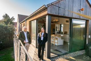 Er zijn plaatsen die meteen indruk maken: hier komen ruimte, licht en karakter vanzelf tot hun recht.U ontdekt een ruime keuken en eetkamer, badend...