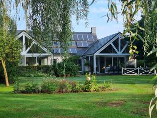 <p><strong>Verrassend ruime woning met royale leefruimtes, aparte kantoorruimte en prachtige tuin</strong></p>
<p>Achter de ingetogen gevel van deze karaktervolle woning schuilt een verrassend ruim en lichtrijk geheel, met royale leefruimtes en een sterke verbinding met de grote, groene tuin.</p>
<p>Centraal ligt de ruime eetplaats van ca. 36 m², aansluitend op de leefruimte van ca. 33 m² aan de tuinzijde. Grote glaspartijen, een hoog plafond en zichtbare houten spantconstructies creëren hier een bijzonder gevoel van licht en ruimte. Aan de voorzijde zorgt een aparte zithoek/bibliotheek van ca. 17 m² met houtkachel voor extra gezelligheid.</p>
<p>De leefruimte geeft rechtstreeks uit op een <strong>overdekt terras van ca. 35 m²</strong> en de royale tuin, waardoor binnen- en buitenleven mooi in elkaar overvloeien.</p>
<p>Een belangrijke extra troef is de <strong>multifunctionele ruimte van ca. 25 m² met afzonderlijke ingang</strong>. Ideaal als kantoor of praktijk voor een vrij beroep, maar eveneens geschikt als gelijkvloerse slaapkamer. Dankzij de douchekamer op het gelijkvloers behoort <strong>volledig gelijkvloers wonen</strong> dan ook tot de mogelijkheden.</p>
<p>Op de verdieping bevinden zich drie slaapkamers, waaronder een hoofdslaapkamer met maatwerk-inloopkast, en een badkamer met ligbad, douche en dubbele wastafel.</p>
<p>Verder beschikt de woning over een wasplaats, proviandberging, zijingang met vestiaire, carport, fietsenberging en zonnepanelen.</p>
<p><strong>Een bijzonder veelzijdige woning met 3 tot 4 slaapkamers, uitzonderlijk ruime leefzones, veel licht, een prachtig overdekt terras en een grote groene tuin. Ideaal voor wie ruimte, privacy en wonen en werken onder één dak wil combineren</strong></p>
