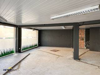 Dit appartementsgebouw, gelegen in hartje Aalst, is ideaal voor wie op zoek is naar een renovatieproject met veel mogelijkheden. Het gebouw werd reeds volledig gestript en is klaar voor verdere afwerking/renovatie.<br /><br />Er zijn in totaal drie appartementen waarbij elk appartement ruimte biedt voor het inrichten van een inkom, woonkamer, keuken, badkamer en twee (slaap)kamers. Met de nodige renovaties biedt dit pand uitstekende mogelijkheden voor rendement. <br /><br />De ligging is uiterst aantrekkelijk: de Bert Van Hoorickstraat bevindt zich in een levendige buurt van Aalst, op wandelafstand van de Grote Markt en Vredeplein, ... waar u kunt genieten van een breed scala aan winkels, restaurants en gezellige cafés. De nabijheid van openbaar vervoer en belangrijke verbindingswegen maakt deze locatie zeer toegankelijk en ideaal voor zowel bewoners als bezoekers.<br /><br />Het hele gebouw is al voorzien van nieuwe ramen met dubbele beglazing, wat zorgt voor energie-efficiëntie en comfort. De energieprestaties zijn als volgt: 210 kWh/m²/jaar, 189 kWh/m²/jaar, 384 kWh/m²/jaar en label F voor het gelijkvloers. Voor meer informatie en/of voor een bezoek in te plannen, kunt u contact opnemen met Tijl via 0477 44 86 11.