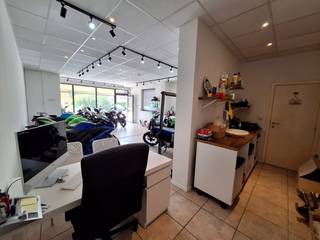 Centraal gelegen handelspand te Genk.<br /><br />Dit handelspand werd opgefrist bevindt zich kort aan de alombekende verbindingsweg tussen Genk en Hasselt. <br /><br />De beschikbare oppervlakte bedraagt +/- 62m². Het handelspand heeft een multifunctionele bestemming en kan dus voor verschillende doeleinden gebruikt worden. Voor het pand is er voldoende parkeerruimte voorzien om de wagens te stallen.<br /><br />Aarzel niet en maak vandaag nog een afspraak op 011/24.16.01.